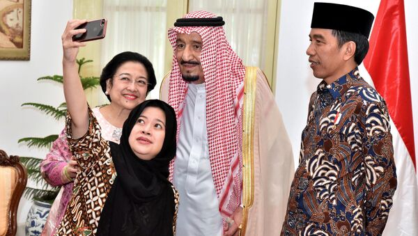 صورة سيلفي لرئيسة إندونيسيا (السابقة) ميغافيتي سوكارنوبتري وابنتها مع ملك المملكة السعودية سلمان - سبوتنيك عربي