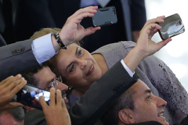 صورة سيلفي مع رئيسة البرازيل السابقة ديلما روسيف - سبوتنيك عربي
