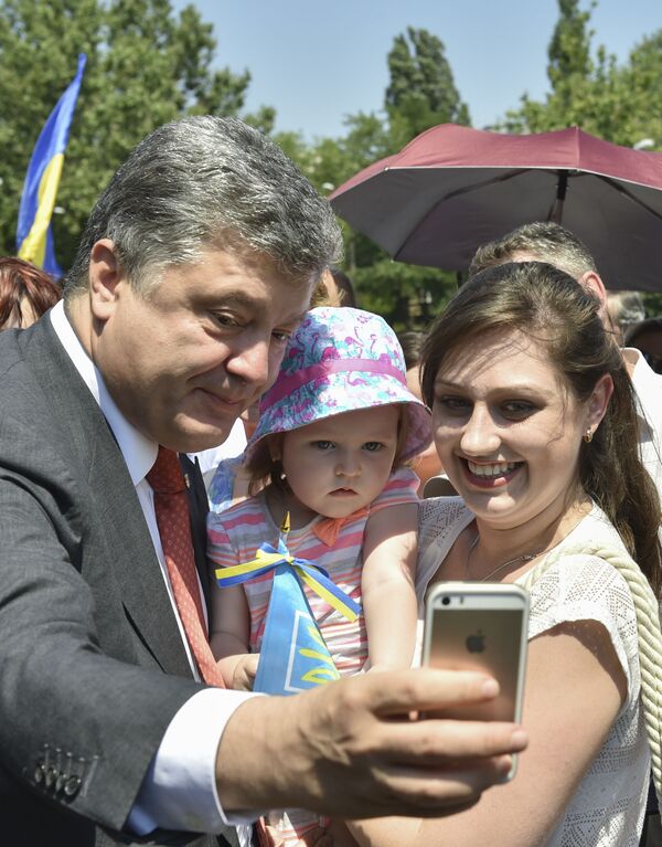 صورة سيلفي مع رئيس أوكرانيا بيترو بوروشينكو - سبوتنيك عربي