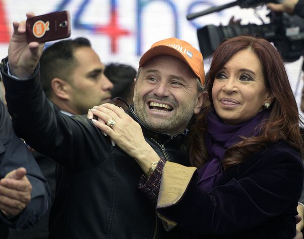 رئيسة الأرجنتين السابقة كريستينا فيرناندز دي كيرشير تلتقط صورة سيلفي مع الجمهور - سبوتنيك عربي