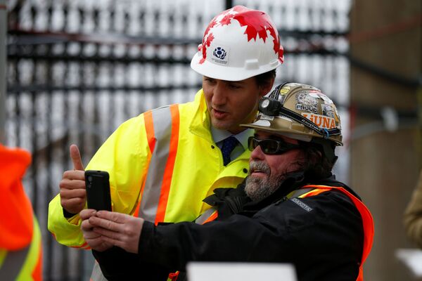 رئيس وزراء كندا جاستن ترودو يلتقط صورة سيلفي مع عامل بناء - سبوتنيك عربي