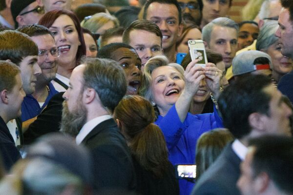 هيلاري كلينتون تلتقط صورة سيلفي مع المؤيدين لها خلال حملتها الانتخابية الأخيرة - سبوتنيك عربي