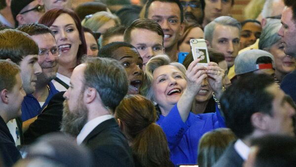 هيلاري كلينتون تلتقط صورة سيلفي مع المؤيدين لها خلال حملتها الانتخابية الأخيرة - سبوتنيك عربي