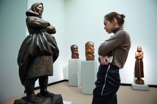 زائرة تقف أمام تمثال موجيكي إي بابي (الرجالو النساء، 1927للفنان ف. ي. موخين) بمعرض  في تريتياكوفسكايا غاليريا في موسكو - سبوتنيك عربي