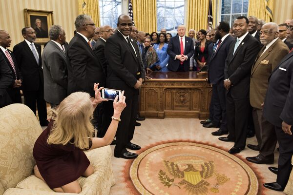 مستشارة الرئيس تلتقط صورة للرئيس الأمريكي دونالد ترامب في البيت الأبيض، الولايات المتحدة 27 فبراير/ شباط 2017 - سبوتنيك عربي