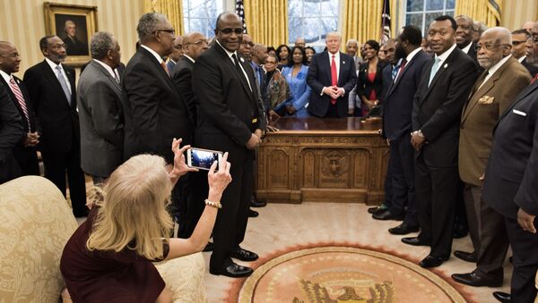 مستشارة الرئيس تلتقط صورة للرئيس الأمريكي دونالد ترامب في البيت الأبيض، الولايات المتحدة 27 فبراير/ شباط 2017 - سبوتنيك عربي