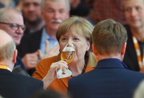 مستشارة ألمانيا أنجبلا ميركل تشرب البيرة خلال اجتماع الأربعاء مع الحزب المسيحي الديموقراطي في ديمين، شرق ألمانيا 1 مارس/ آذار 2017 - سبوتنيك عربي