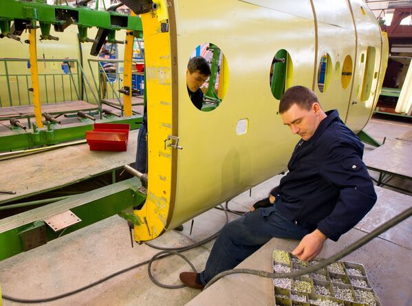 الموظفون  خلال تركيب المروحيات بمصنع للطيران في أولان-أودي، روسيا - سبوتنيك عربي
