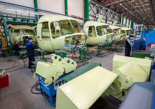 الموظفون  خلال تركيب المروحيات بمصنع للطيران في أولان-أودي، روسيا - سبوتنيك عربي