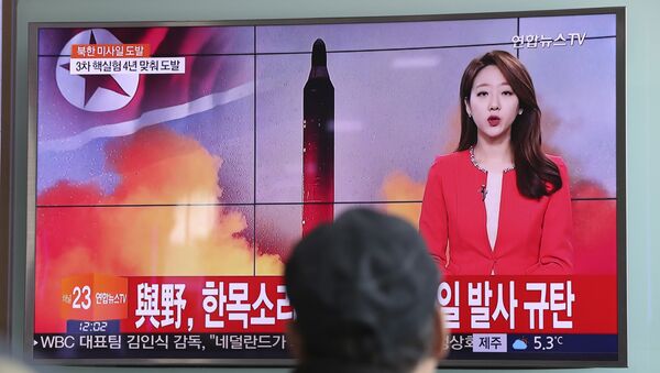 A man watches a TV news program reporting about North Korea's missile launch at the Seoul Train Station in Seoul, South Korea, Sunday, Feb. 12, 2017 - سبوتنيك عربي