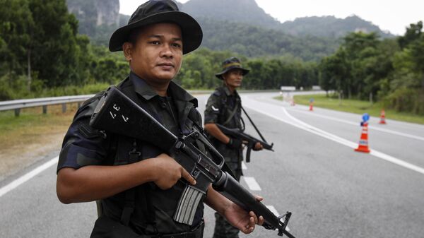Malaysian Police stands guard at the Malaysia-Thailand border. - سبوتنيك عربي