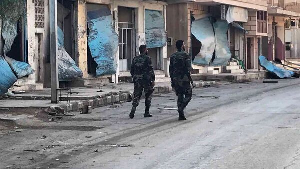 عناصر قوات الجيش العربي السوري يسيرون في شوارع مدينة تدمر بعد تحريرها - سبوتنيك عربي