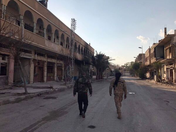 عناصر قوات الجيش العربي السوري يسيرون في شوارع مدينة تدمر بعد تحريرها - سبوتنيك عربي