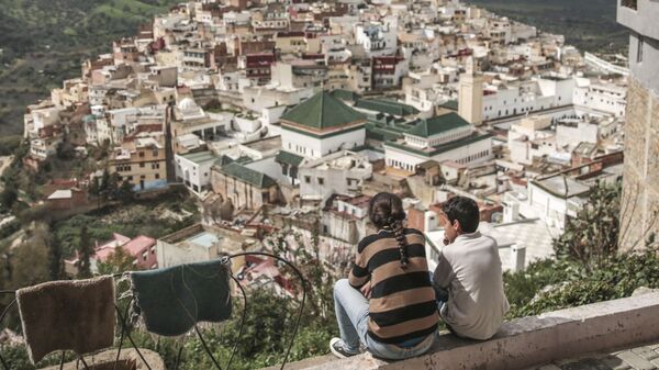 أطفال يتأملون قرية مولاي إدريس من أعلى سطح منزل، بالقرب من مكناس، المغرب 24 فبراير/ شباط 2017 - سبوتنيك عربي