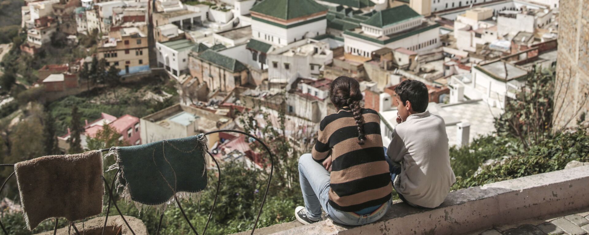 أطفال يتأملون قرية مولاي إدريس من أعلى سطح منزل، بالقرب من مكناس، المغرب 24 فبراير/ شباط 2017 - سبوتنيك عربي, 1920, 29.01.2021