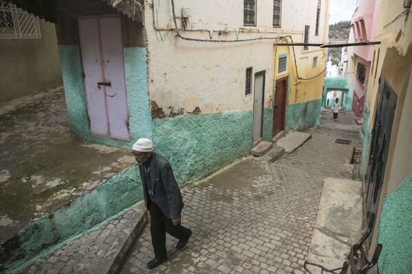 رجل يسير في مدينة  مولاي إدريس، وهي مدينة باسم أول مؤسس مدينة إسلامية في المغرب، بالقرب من مكناس، المغرب 24 فبراير/ شباط 2017 - سبوتنيك عربي