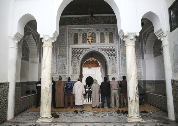 الصلاة في مسجد مولاي إدريس، وهي مدينة باسم أول مؤسس مدينة إسلامية في المغرب، بالقرب من مكناس، المغرب 24 فبراير/ شباط 2017 - سبوتنيك عربي