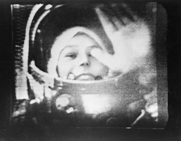 رائدة الفضاء فالنتينا تيريشكوفا داخل قمرة القيادة للمركبة الفضائية فوستوك-6 - سبوتنيك عربي