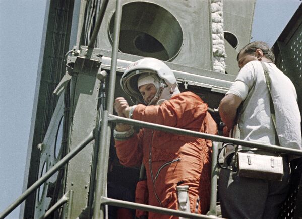 فالنتينا تيريشكوفا قبل إنطلاقها في رحلة إلى الفضاء - سبوتنيك عربي