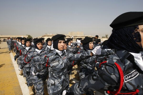 الجنديات العراقيات بكلية الشرطة ببغداد، العراق 9 نوفمبر/ تشرين الثاني 2009 - سبوتنيك عربي
