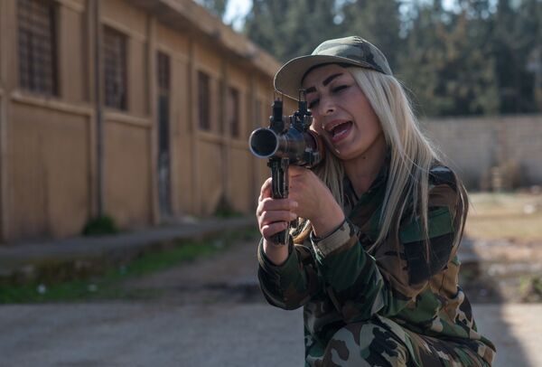 متطوعة في الجيش العربي السوري خلال التدريبات في ضواحي دمشق، سوريا - سبوتنيك عربي