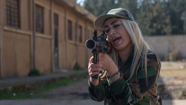 متطوعة في الجيش العربي السوري خلال التدريبات في ضواحي دمشق، سوريا - سبوتنيك عربي