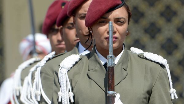 ضابطات تونسيات في خدمة الحرس الرئاسي بقصر الرئيس، تونس 18 مايو/ آيار 2015 - سبوتنيك عربي