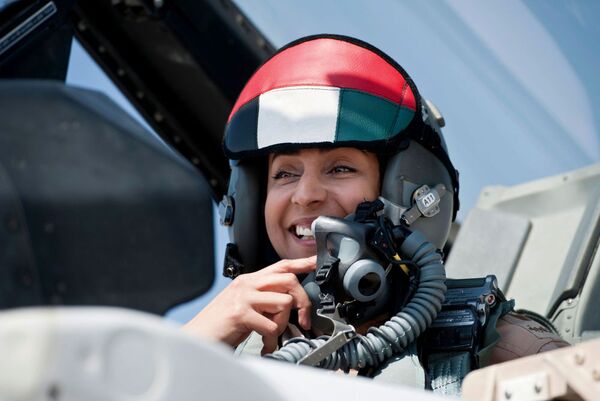 أول امرأة طيار، مريم المنصوري، في القوات الجوية الإماراتية - سبوتنيك عربي