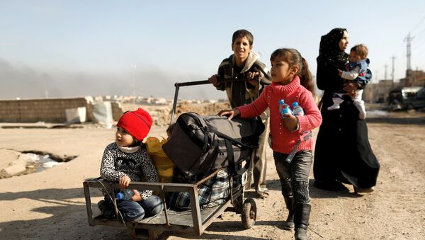 الأطفال يهربون من الحرب في الموصل - سبوتنيك عربي