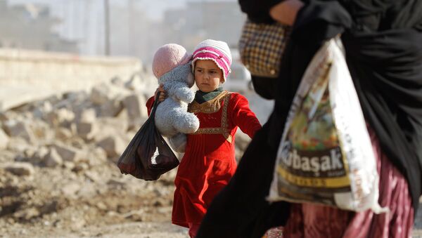طفلة تحمل لعبتها وتهرب من الموصل - سبوتنيك عربي