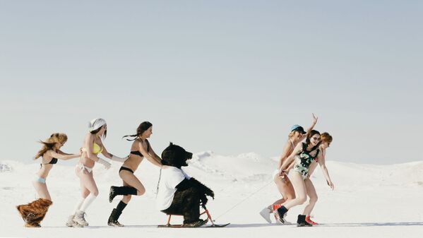 فتيان وفتيات يمارسون التزلج على الجليد خلال جلسة تصوير على ضفاف بحيرة بايكال المتجمدة - سبوتنيك عربي