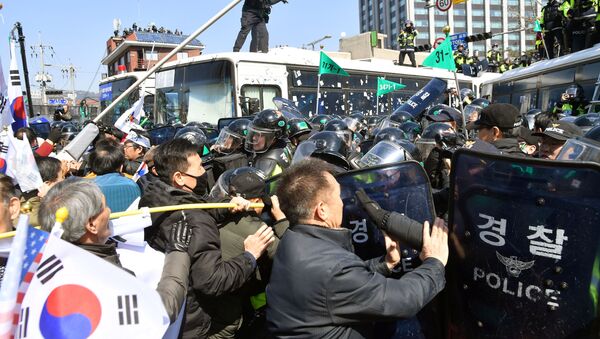 مواجهات ما بين الشرطة ومتظاهرين احتجاجا على عزل رئيسة كوريا الجنوبية - سبوتنيك عربي