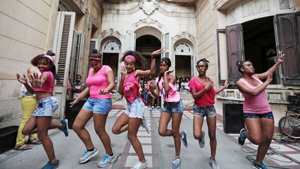 فتيات أمام قصر الثقافة بحي هافانا القديمة، كوبا - سبوتنيك عربي