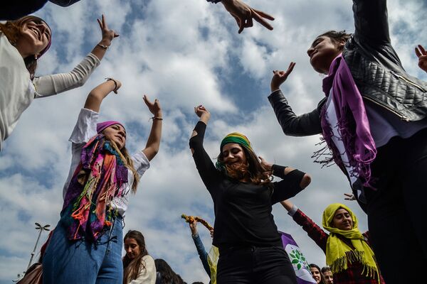 الاحتفال بيوم المرأة العالمي في ديار بكر، تركيا 8 مارس/ آذار 2017 - سبوتنيك عربي