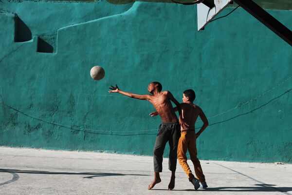 ولدان يلعبان الكرة في حي هافانا القديمة، كويا - سبوتنيك عربي