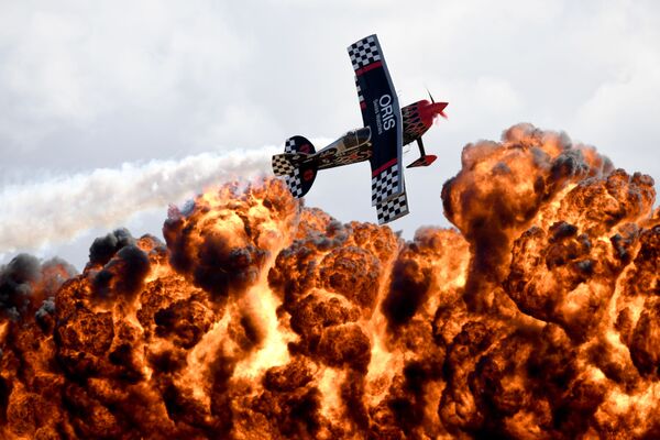 طيار من فريق الطيران Tinstix of Dynamite يقوم بحركات بهلوانية خلال العرض الجوي الدولي في ملبورن، أستراليا 5 مارس/ آذار 2017 - سبوتنيك عربي