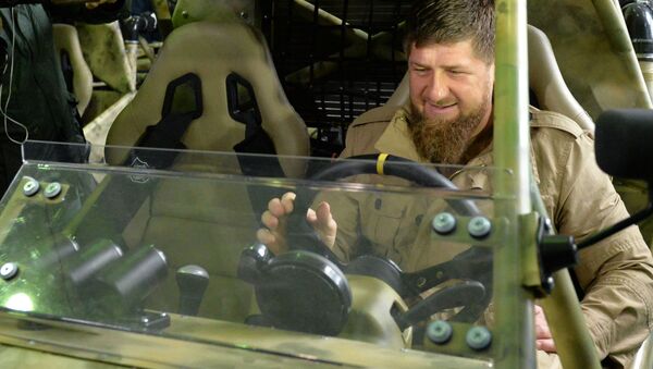 رئيس الجمهورية الشيشانية رمضان قاديروف يتفقد مركبة قتالية تشابورز-م3 (Чаборз - М3 - ذات ثلاثة مقاعد) - سبوتنيك عربي
