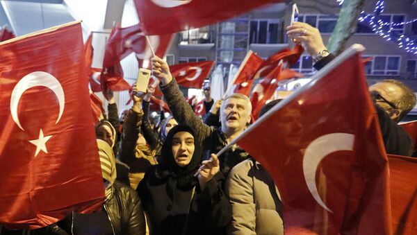 متظاهرون أتراك أمام القنصلية التركية في مدينة روتردام الهولندية - سبوتنيك عربي