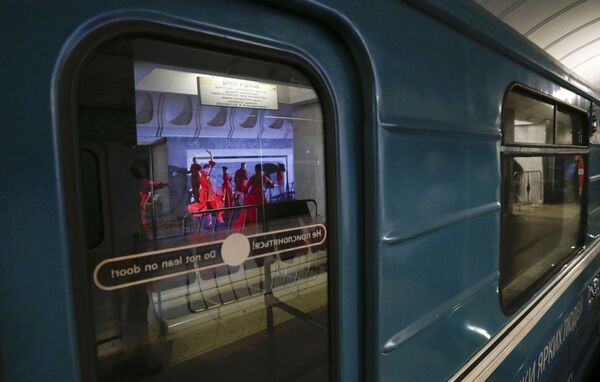 ليلة الباليه في مترو أنفاق موسكو بمحطة دوستويفسكي - سبوتنيك عربي