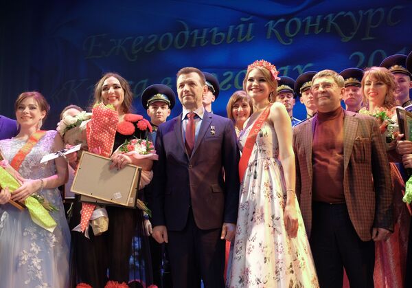 مسابقة الجمال الحسناء في زي عسكري - صورة جماعية للمشاركات مع بطل روسيا يفغيني شيندريك - سبوتنيك عربي
