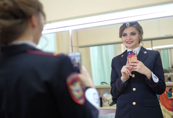 مسابقة الجمال الحسناء في زي عسكري - صورة سيلفي للمشاركة في المرآة - سبوتنيك عربي