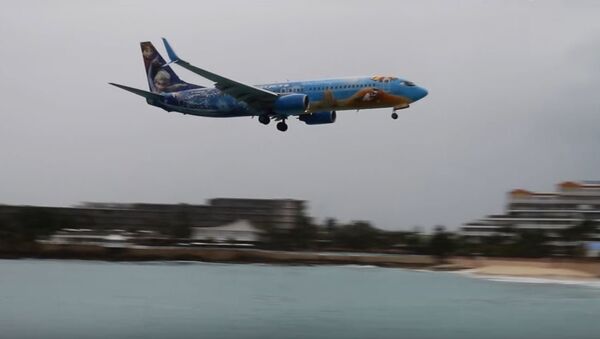 لحظة هبوط طائرة في مطار الأميرة جوليانا الدولي في جزيرة سانت مارتن - سبوتنيك عربي