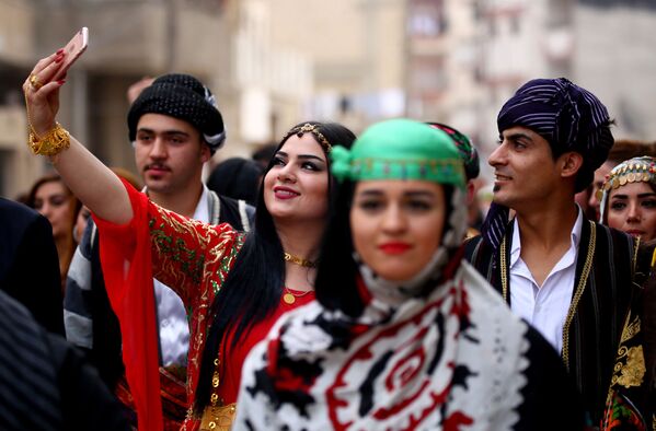 عرض سوري كردي للأزياء التقليدية في مدينة القامشلي، 10 مارس/ آذار 2017 - سبوتنيك عربي