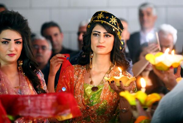 عرض سوري كردي للأزياء التقليدية في مدينة القامشلي، 10 مارس/ آذار 2017 - سبوتنيك عربي