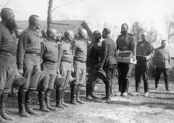 الإمبراطور نيكولاي الثاني يهنىء الجنود بعيد الفصح المجيد (التقبيل ثلاثاً) في مقر القائد الأعلى، عام 1916. وتأتي هذه الصورة خلال فترة الحرب العالمية الأولى (1914-1918) - سبوتنيك عربي