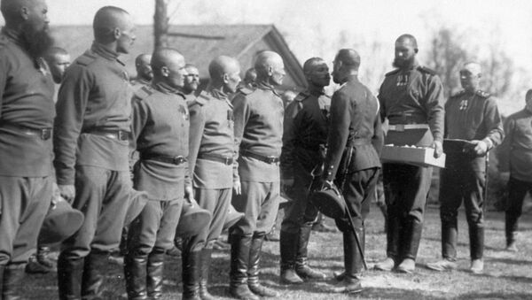 الامبراطور نيكولاي الثاني يهنيء الجنود بعيد الفصح المجيد (التقبيل ثلاثاً) في مقر القائد الأعلى، عام 1916. وتأتي هذه الصورة خلال فترة الحرب العالمية الأولى (1914-1918) - سبوتنيك عربي