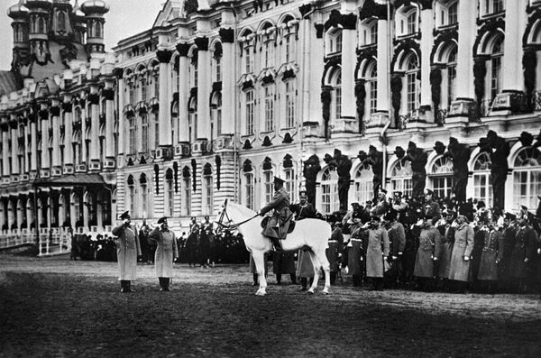 الإمبراطور نيكولاي الثاني خلال عرض عسكري أمام القصر، عام 1915 - سبوتنيك عربي