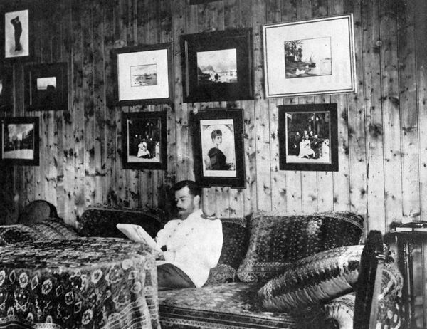 الإمبراطور الروسي نيكولاي الثاني يقرأ كتاباً وهو جالس على الأريكة في منزل للصيد - سبوتنيك عربي