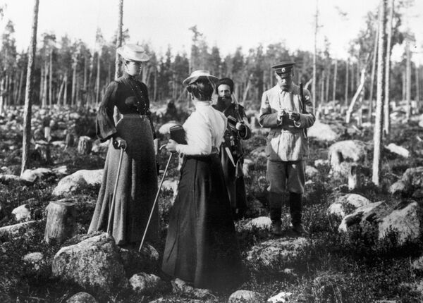 الإمبراطور الروسي نيكولاي الثاني وأسرته خلال الصيد في حدائق الأرخبيل الفنلندي، عام 1912 - سبوتنيك عربي