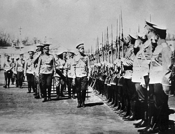 الإمبراطور نيكولاي الثاني يتفقد جنود الحرس التابع للفوج إزمايلوفو، تسارسكوي سيلو 17 مايو/ أيار 1909 - سبوتنيك عربي